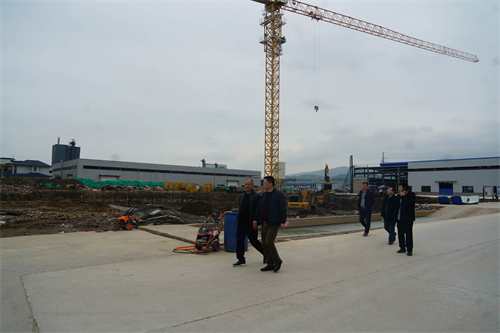 2021年4月19日中國農(nóng)業(yè)銀行湖南省分行領(lǐng)導(dǎo)一行蒞臨張家界萬眾實業(yè)集團有限公司視察。