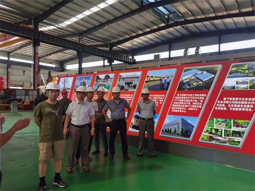 2021年7月15日湖南省質(zhì)檢站、張家界市質(zhì)檢站領(lǐng)導(dǎo)一行蒞臨張家界萬眾實業(yè)集團有限公司指導(dǎo)工作